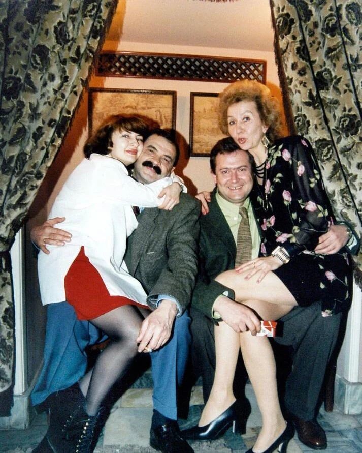 13. Илья Олейников и Юрий Стоянов с жёнами, 1990-е годы 