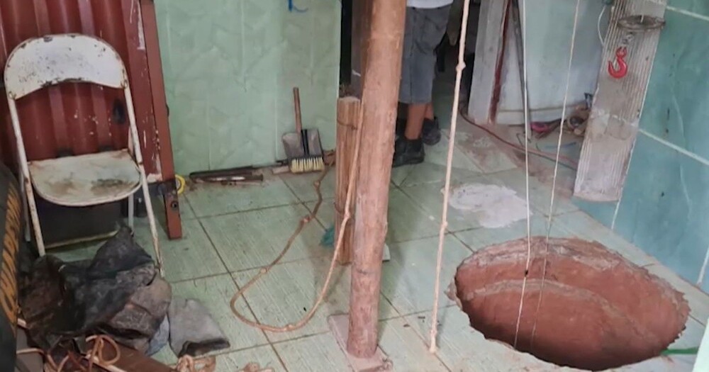 Золотоискатель вырыл 40-метровую яму под своим домом и провалился
