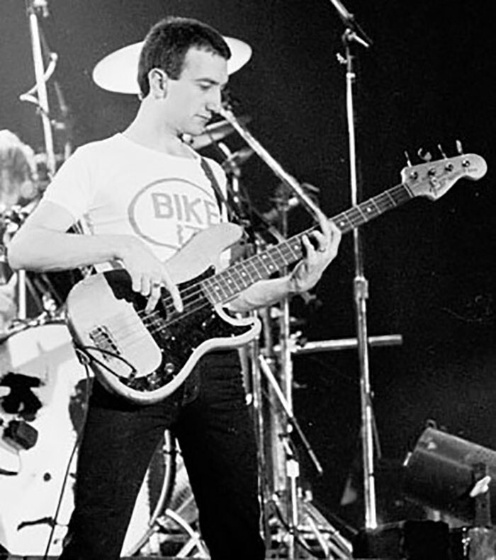 2. Бас-гитарист группы Queen Джон Дикон живёт с женой Вероникой, которой он написал первый главный хит "You're My Best Friend" в 1975-м. У них шестеро детей, и несколько внуков