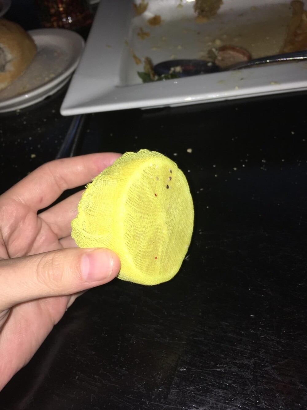 6. Лимоны в этом ресторане поставляются с сетчатыми крышками, чтобы семена не выскакивали при отжиме