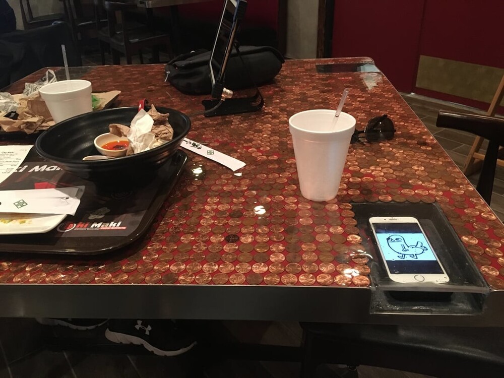 1. На столах в этом ресторане есть место, чтобы посетители могли защитить свои телефоны от пролитых напитков