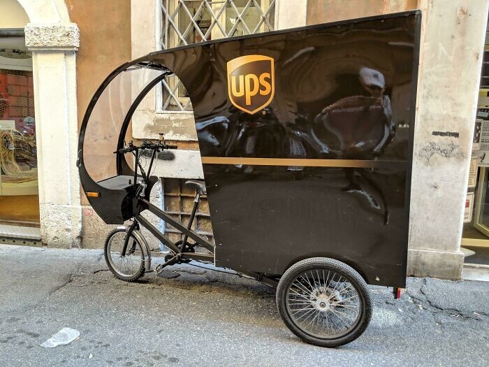 15. UPS в Италии использует эти «велосипедные грузовики» для доставки посылок по узким улочкам Рима