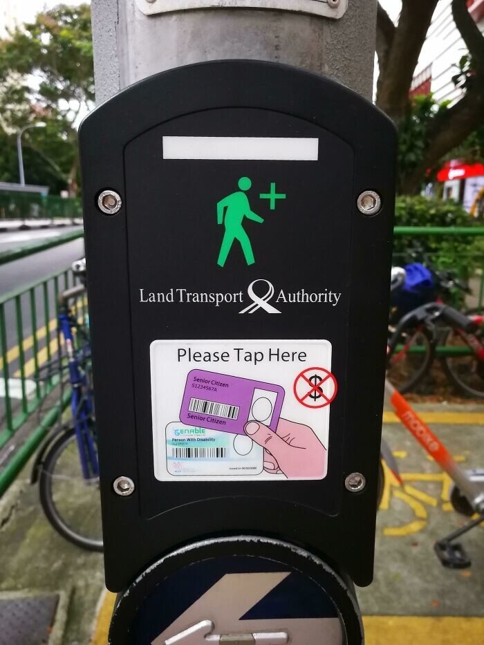 3. В Сингапуре пожилые люди могут приложить к терминалу на пешеходном переходе свое удостоверение личности — и получить дополнительное время для спокойного перехода через дорогу