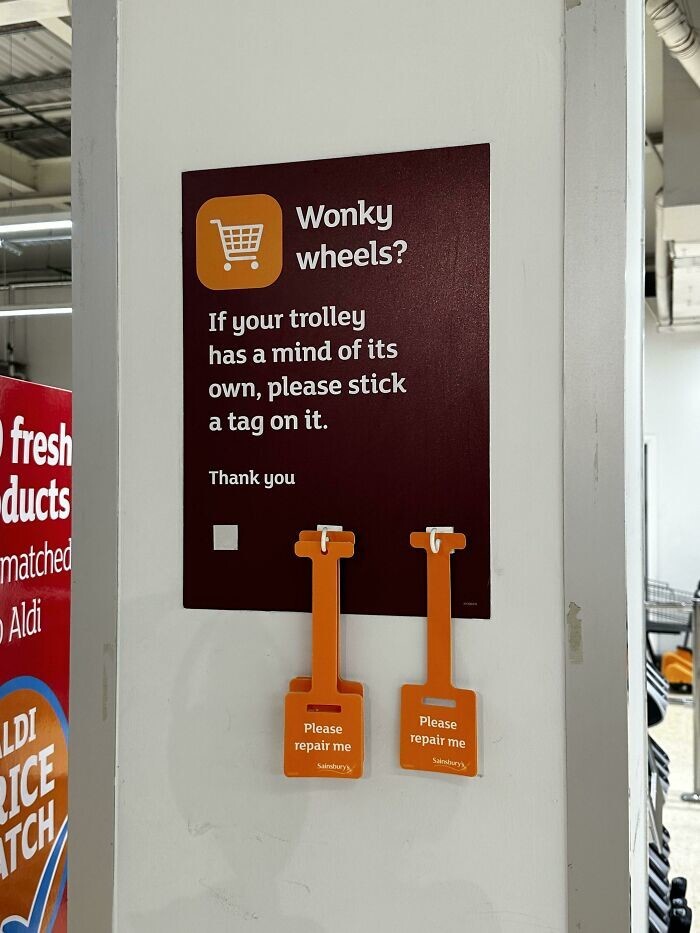 2. В этом британском супермаркете на тележку со сломанными колесами можно повесить знак «Почините меня»