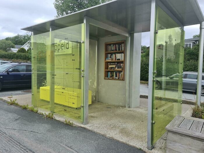25. Автобусная остановка с книгами, которые можно читать, пока ждешь. Норвегия