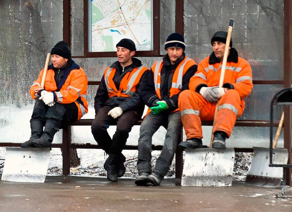 «Надо людей стимулировать, чтобы не ленились»: в Госдуме предложили россиянам самим почистить улицы из-за нехватки дворников