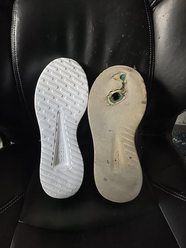 7. Новая пара обуви для бега слева, справа - прослужившая два месяца