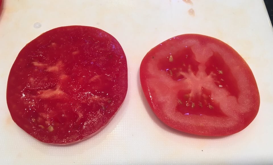 1. Слева помидор, выращенный на ферме у бабушки; справа - купленный в магазине