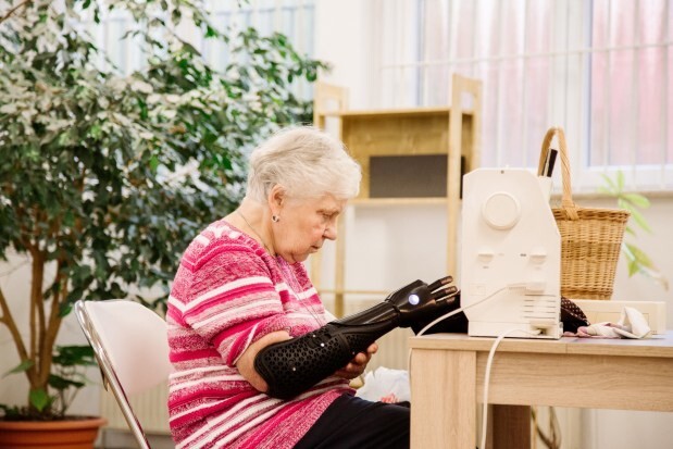 Немка победила рак и стала старейшей в мире обладательницей бионической руки