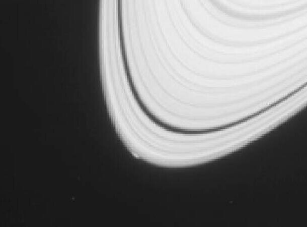 7. Загадочная луна Сатурна — Пегги