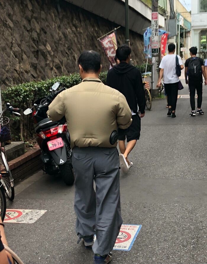30. Житель Токио в охлаждающей рубашке с вентиляторами в 36-градусную жару