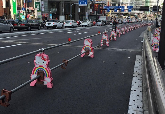 18. Строительные ограждения с Hello Kitty в Японии