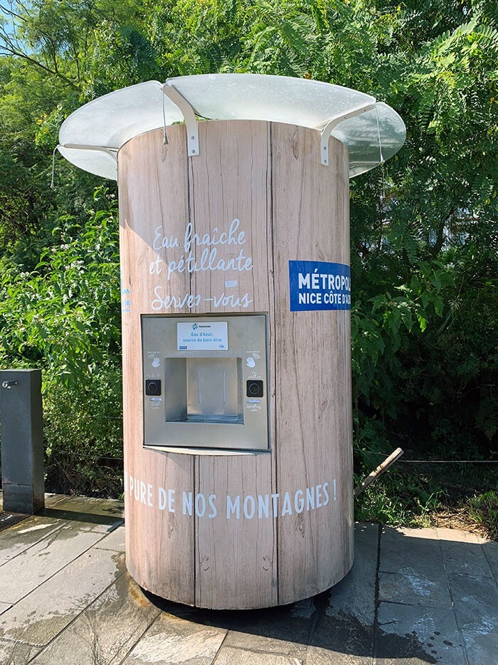 25. Автомат во Франции, где можно бесплатно наполнить свою бутылку водой - негазированной и газированной