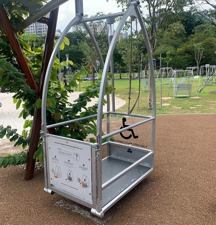 12. Качели для людей в инвалидных креслах в Сингапуре