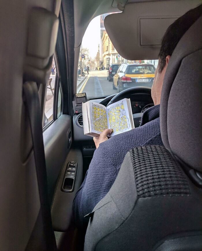 28. "Мой таксист в Барселоне использует карту в книжке для навигации"