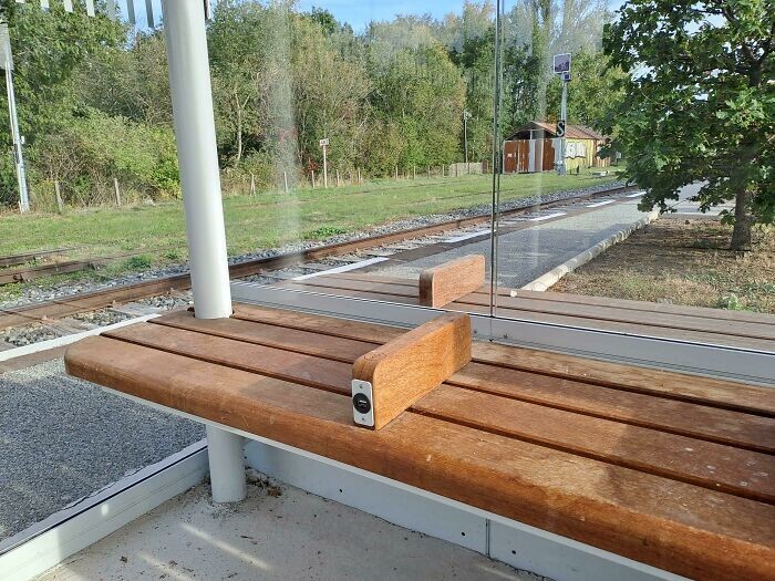 24. Скамейки с USB-портами на железнодорожной станции в сельской местности Франции
