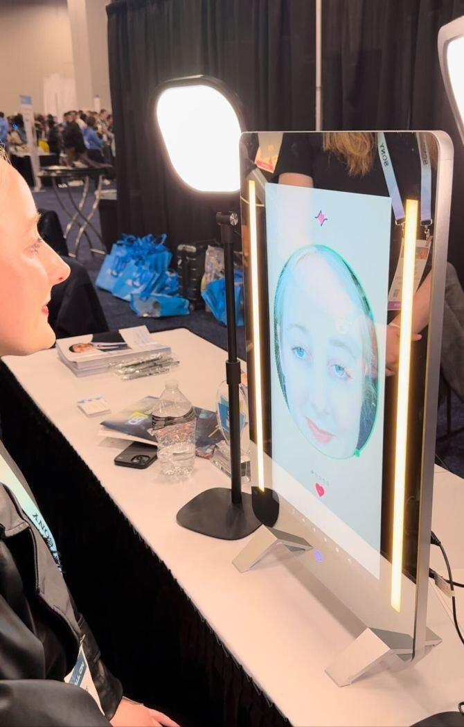 Зеркало с ИИ определяет возраст и предсказывает проблемы со здоровьем