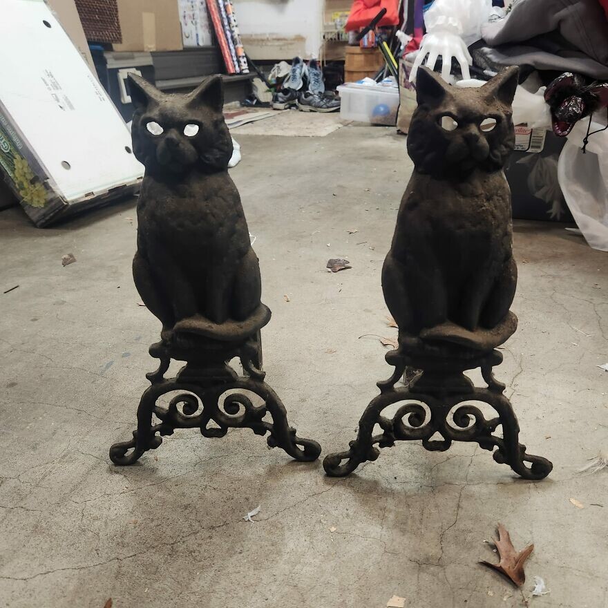 2. Андироны (металлические подставки под дрова для камина) в виде кошек, купленные на барахолке