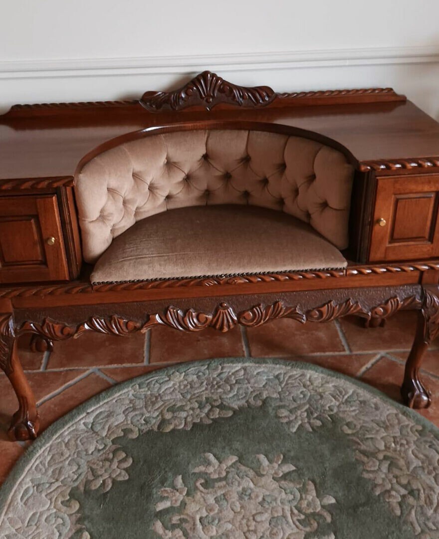 17. "Мы нашли этот диванчик в антикварном магазине в Ирландии. Теперь это мой любимый предмет мебели в доме"