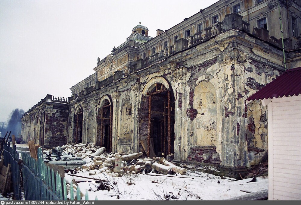 А вот так в 1999 году выглядел Константиновский дворец в Стрельне. Вернее даже - его руины. 