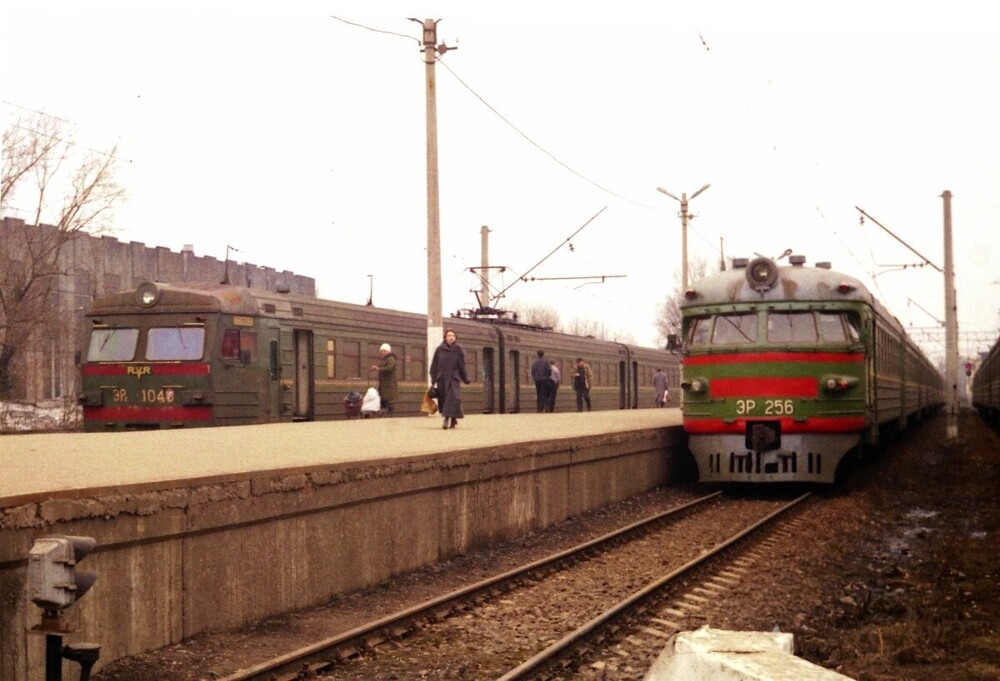 Электрички ЭР1-256 и ЭР2-1040 у платформы Балтийского вокзала.