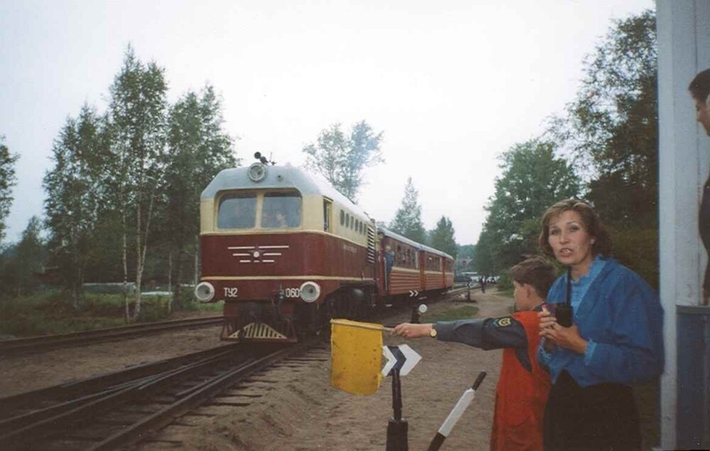 Первый поезд прибывает со станции "Береговая" на станцию "Озёрная".