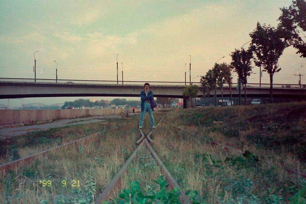 Старые железнодорожные пути на Синопской набережной на фоне моста Александра Невского.