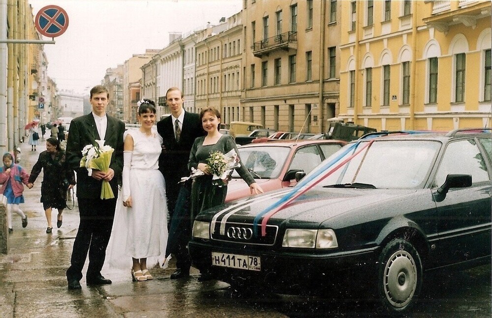 Так выглядели свадьбы в Санкт-Петербурге тех лет. На фото - Миллионная улица.