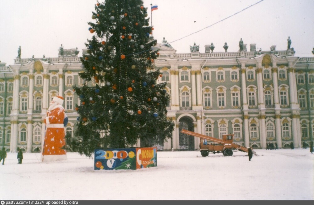 Украшенная к празднованию 2000 года Дворцовая площадь.