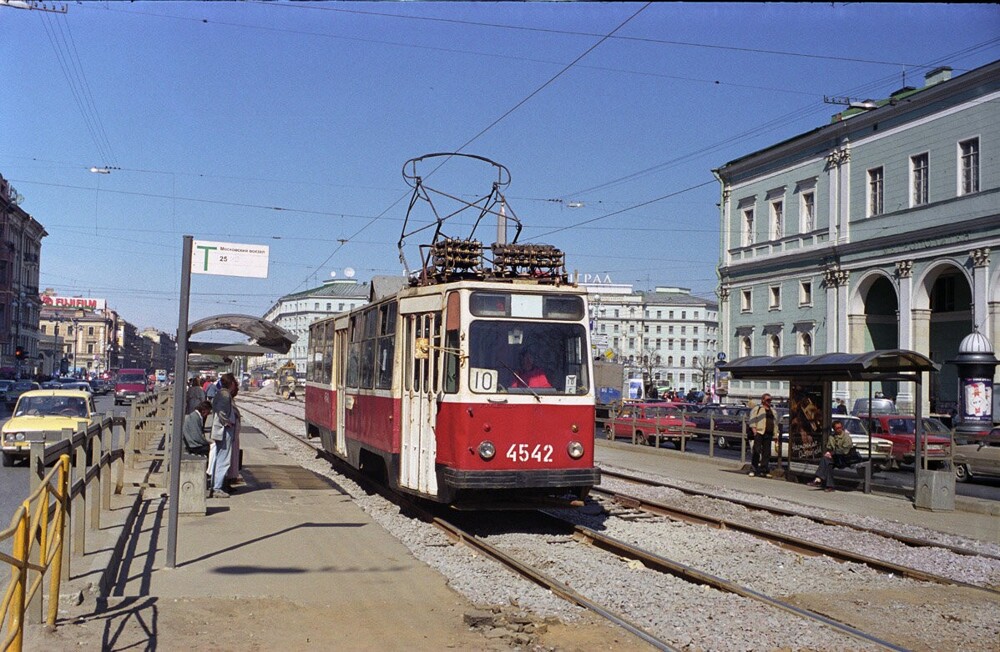А так в те годы выглядела трамвайная остановка на Лиговском проспекте около Московского вокзала.