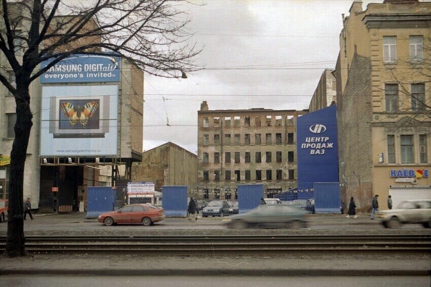 Центр продажи автомобилей ВАЗ на Лиговском проспекте.