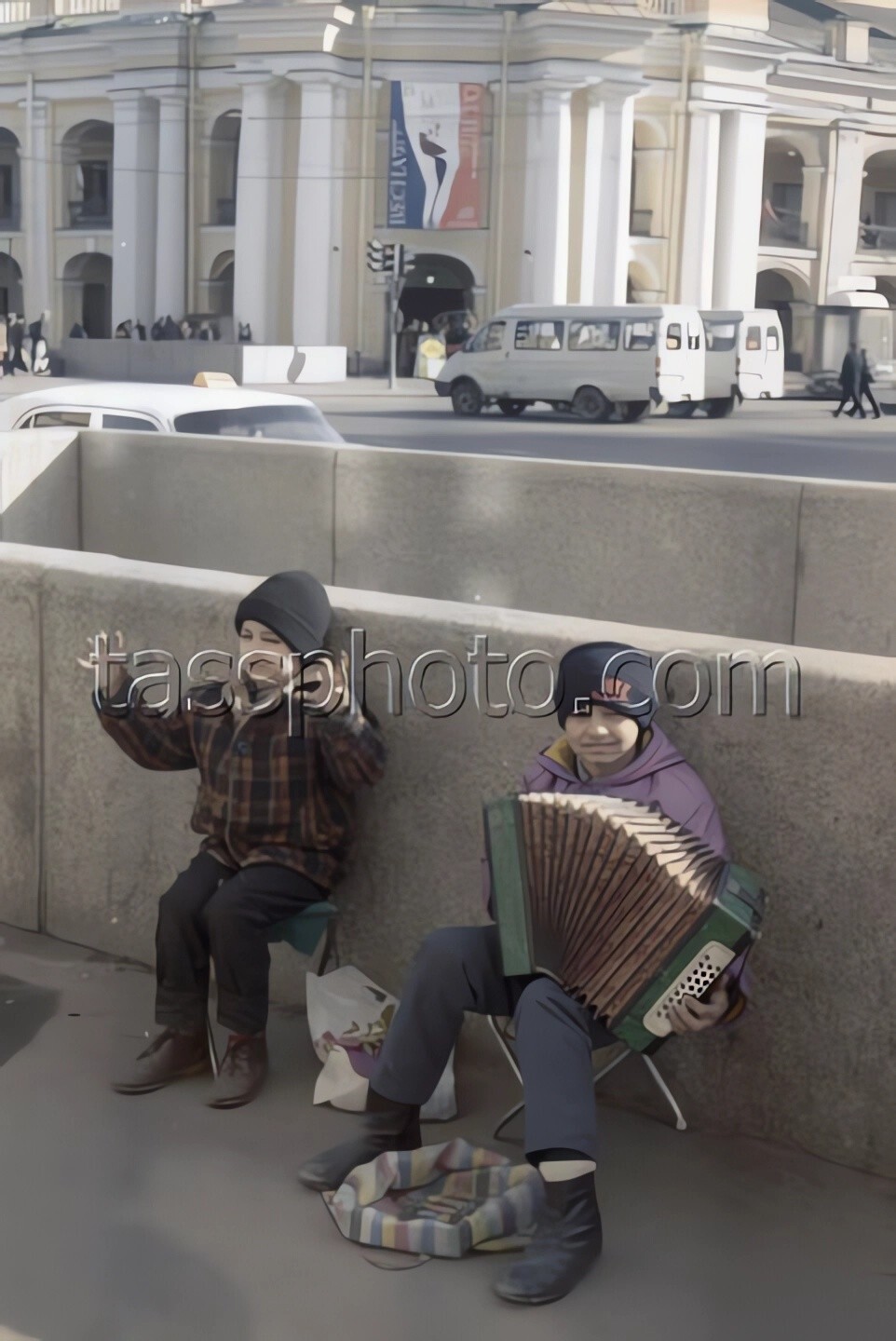 Юные уличные музыканты на Невском проспекте. Санкт-Петербург, 1999 год.