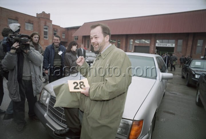 Автомобильный аукцион по продаже иномарок в Люберцах. Москва, 9 октября 1997 года.