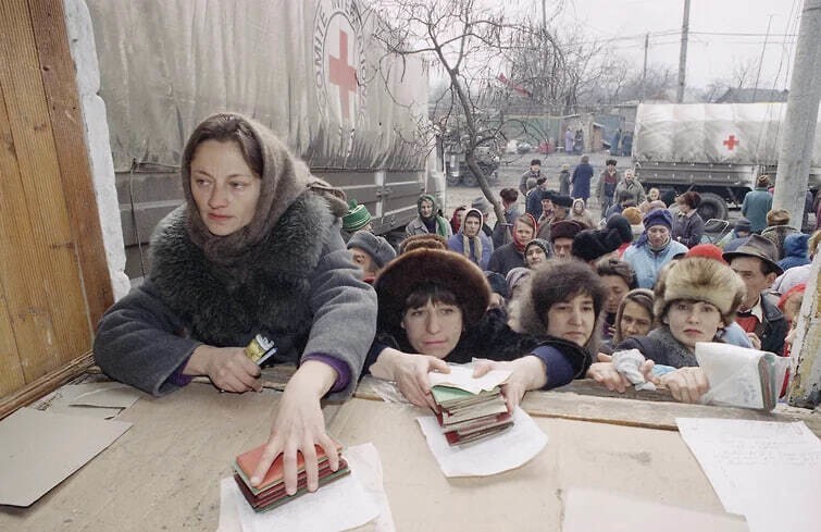 Люди выстроились в очередь за гуманитарной помощью в Грозном, 1990-е годы.