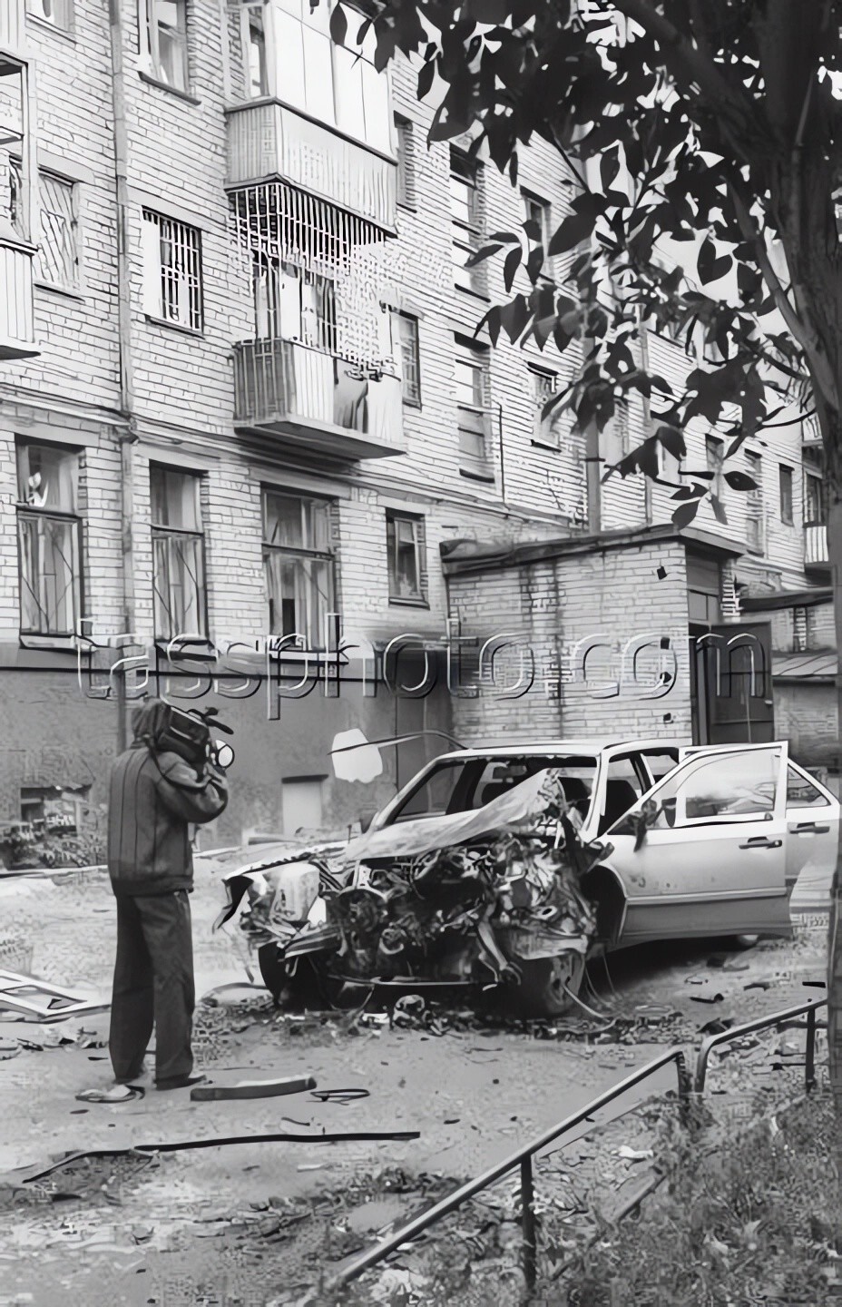 На месте взрыва автомобиля при покушении на авторитета «визовской» ОПГ Александра Беляева (Беляй) в 1994 году, город Екатеринбург.