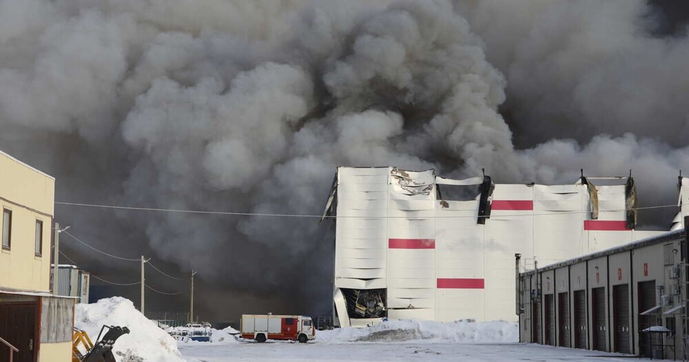 Спустя сутки открытое горение на складе Wildberries в Шушарах ликвидировали