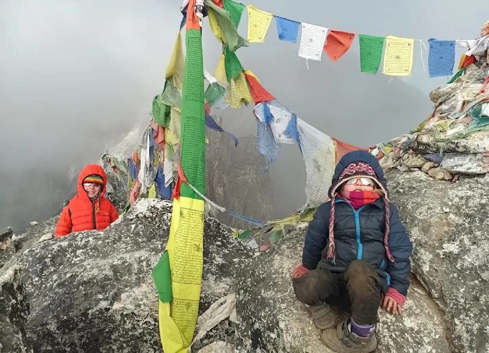 4-летняя девочка установила мировой рекорд, поднявшись на Эверест с отцом и 7-летним братом