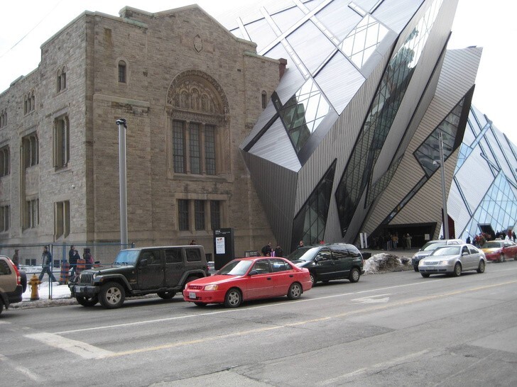 7. Королевский музей Онтарио, расположенный в городе Торонто, выглядит как игровой глюк