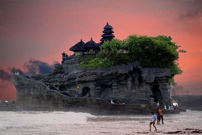 2. Танах Лот - горное формирование у берегов индонезийского острова Бали. Храм Танах Лот является работой священника Нирарта в XV веке