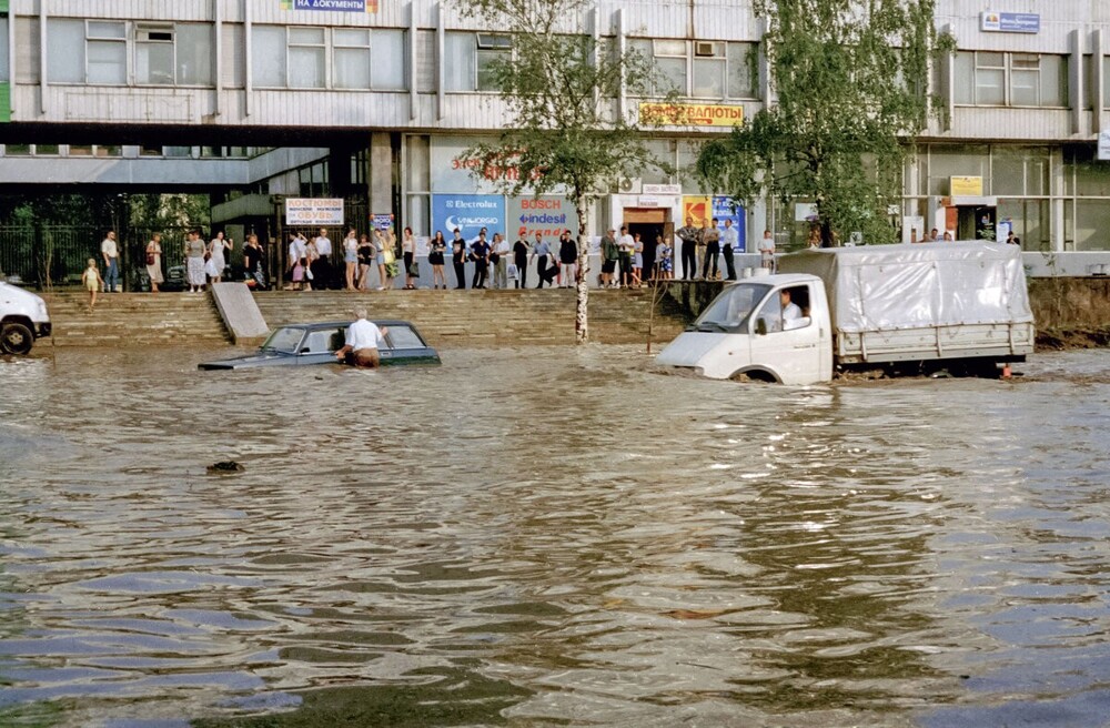 Ещё один потоп - на этот раз около станции метро "Молодёжная".