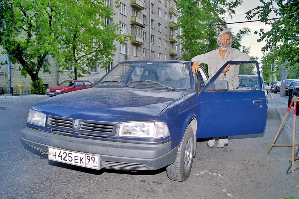 Борис Хмельницкий и его "Москвич" на Васильевской улице.