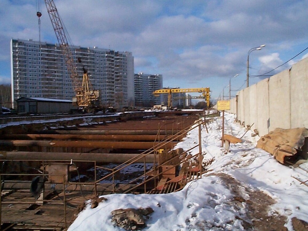 В Южном Чертаново идёт строительство станции метро «Аннино». Откроют её 12 декабря 2001 года.
