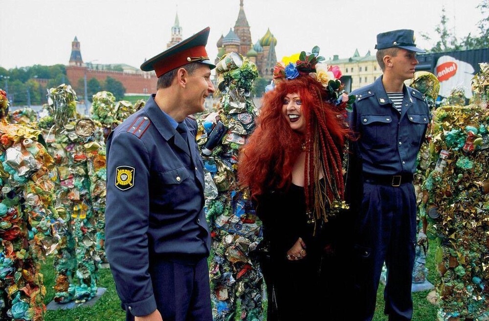 В 1999 году в Москве, неподалёку от Красной площади, прошёл "Праздник мусора"