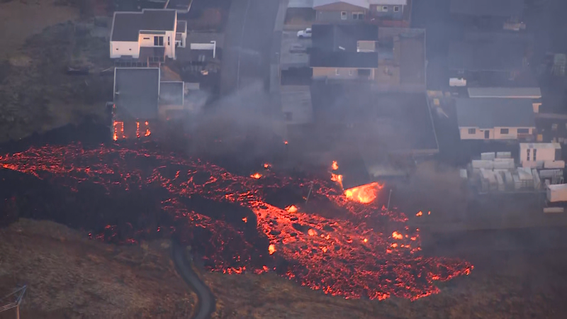 В Исландии лава вулкана дошла до городка Гриндавик и уничтожила несколько домов