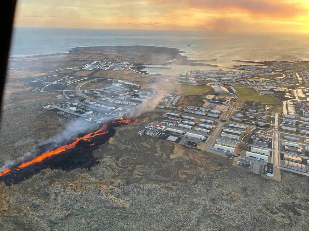 В Исландии лава вулкана дошла до городка Гриндавик и уничтожила несколько домов