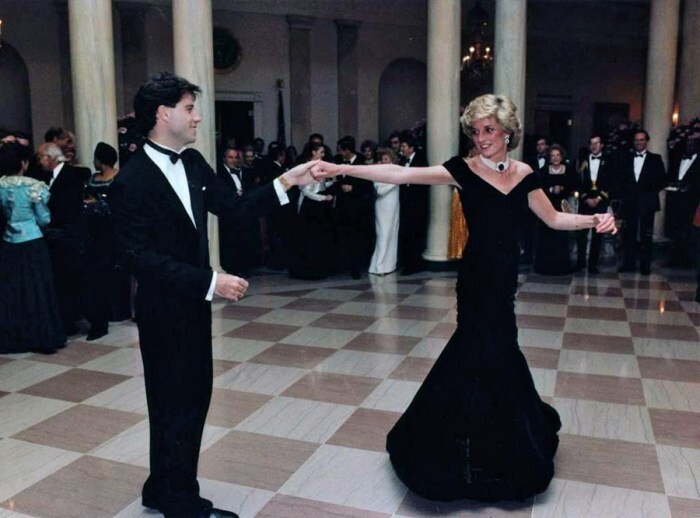 12. Принцесса Диана танцует с Джоном Траволтой в Белом доме, 1985 год