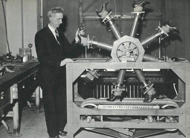 11. "Шагающая машина" Национального бюро стандартов для проверки износа обуви, 1937 год