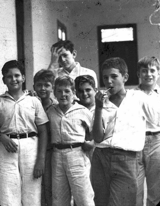 14. Молодой Фидель Кастро "мальчик со сладким" позирует со своими друзьями в Сантьяго-де-Куба в 1940 году