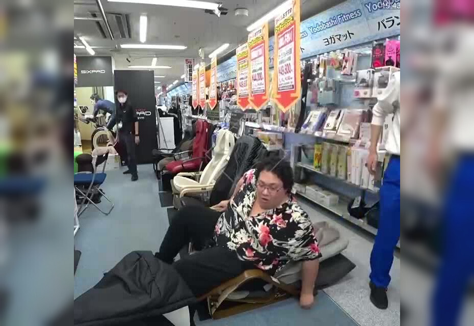 Стример хотел купить себе кресло-массажер и решил протестировать его в магазине