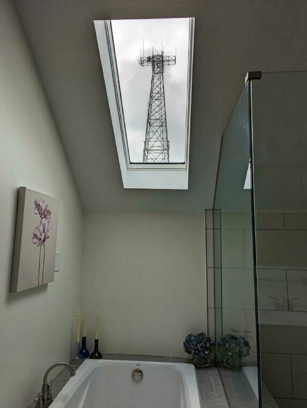 21. "Установил в ванной комнате новое окно, не подозревая, что оно идеально обрамит эту ужасную башню"